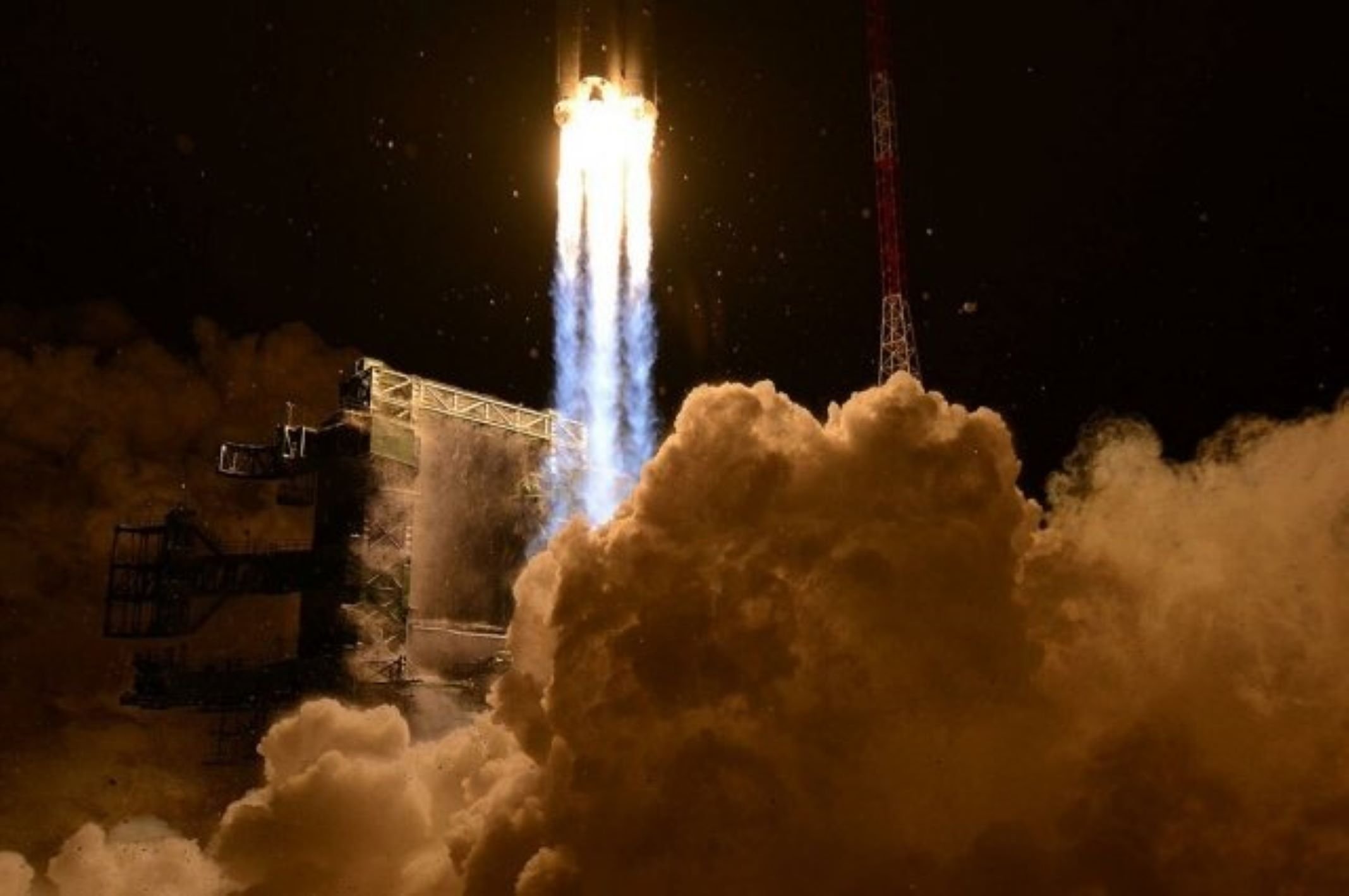 Ракета-носитель «Ангара-А5» полетела в космос