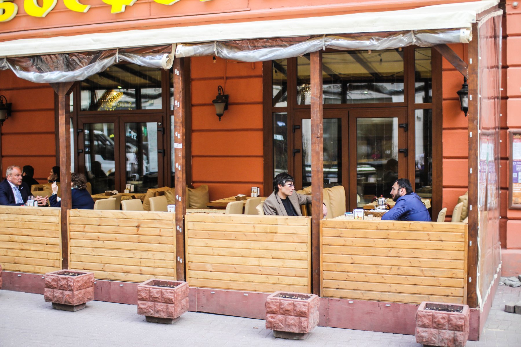 Столичные рестораны временно закроют уличные веранды из-за усиления ветра