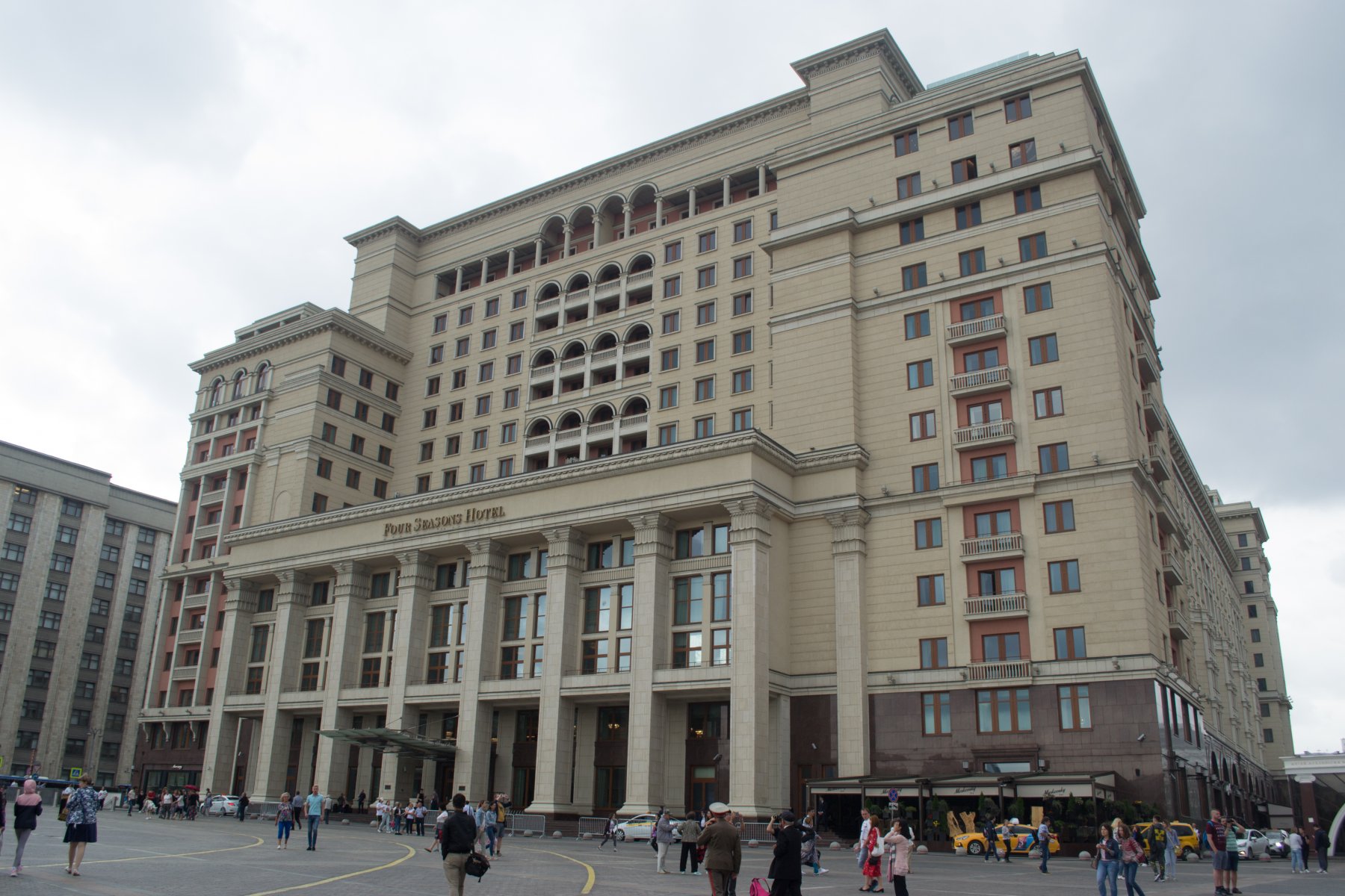Часть пятизвездочного отеля Four Seasons Hotel Moscow и галерею «Модный сезон» могут передать государству 
