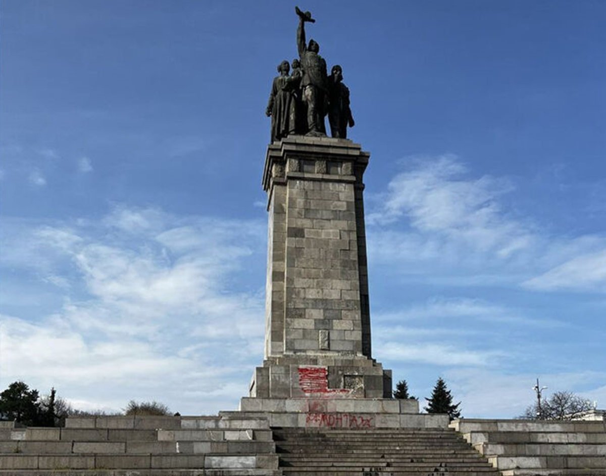 Власти Софии продолжили снос памятника Советской армии