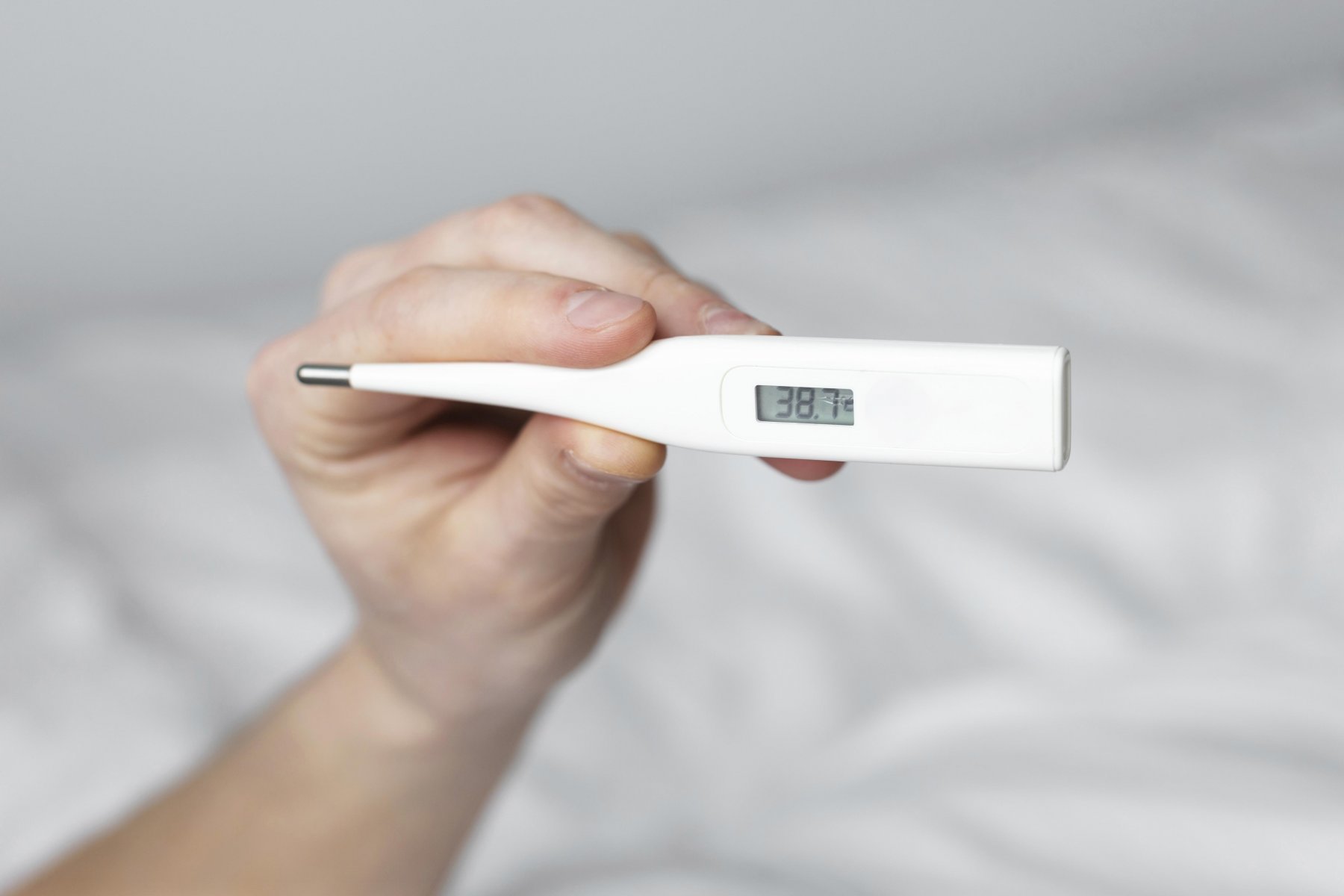 Повышение температуры без симптомов: терапевт ФМБА объяснила, почему так происходит