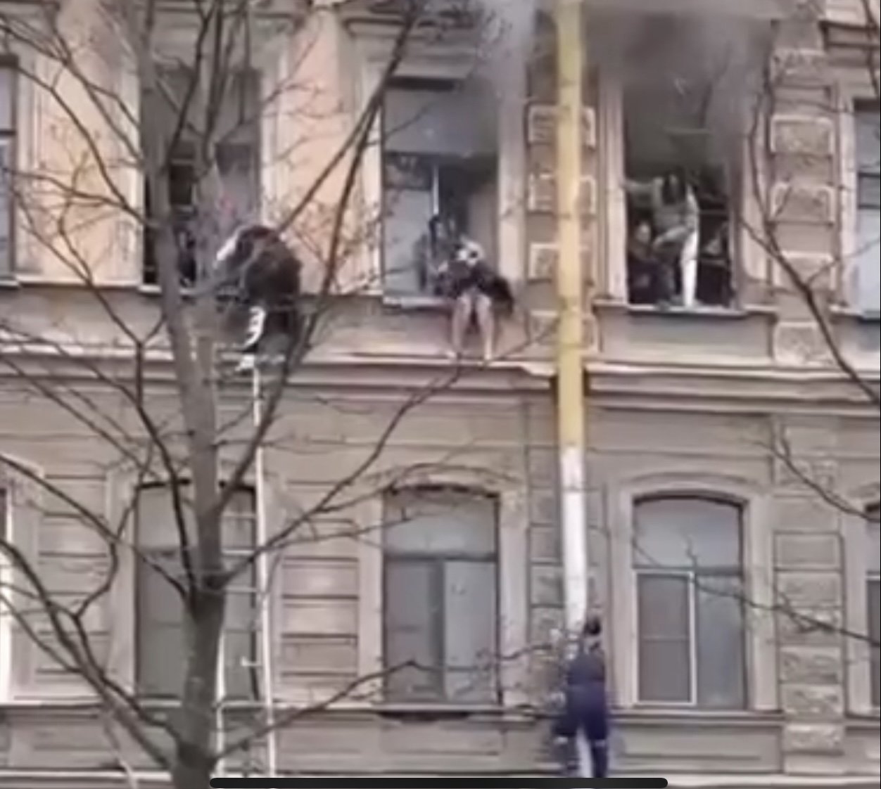 В Петербурге дворник спас людей из пожара