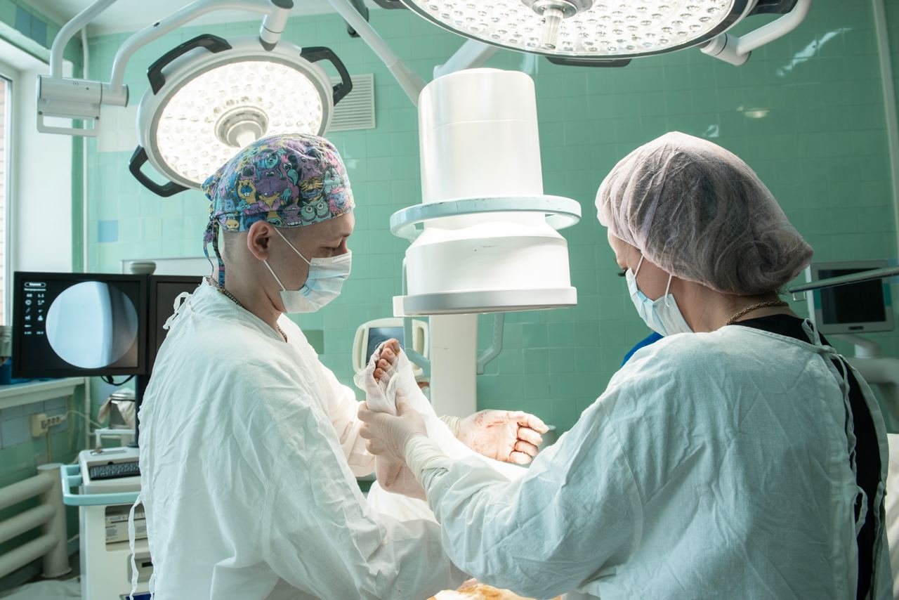 В больнице Солнечногорска стали доступны операции по удалению «шишек» на стопе 