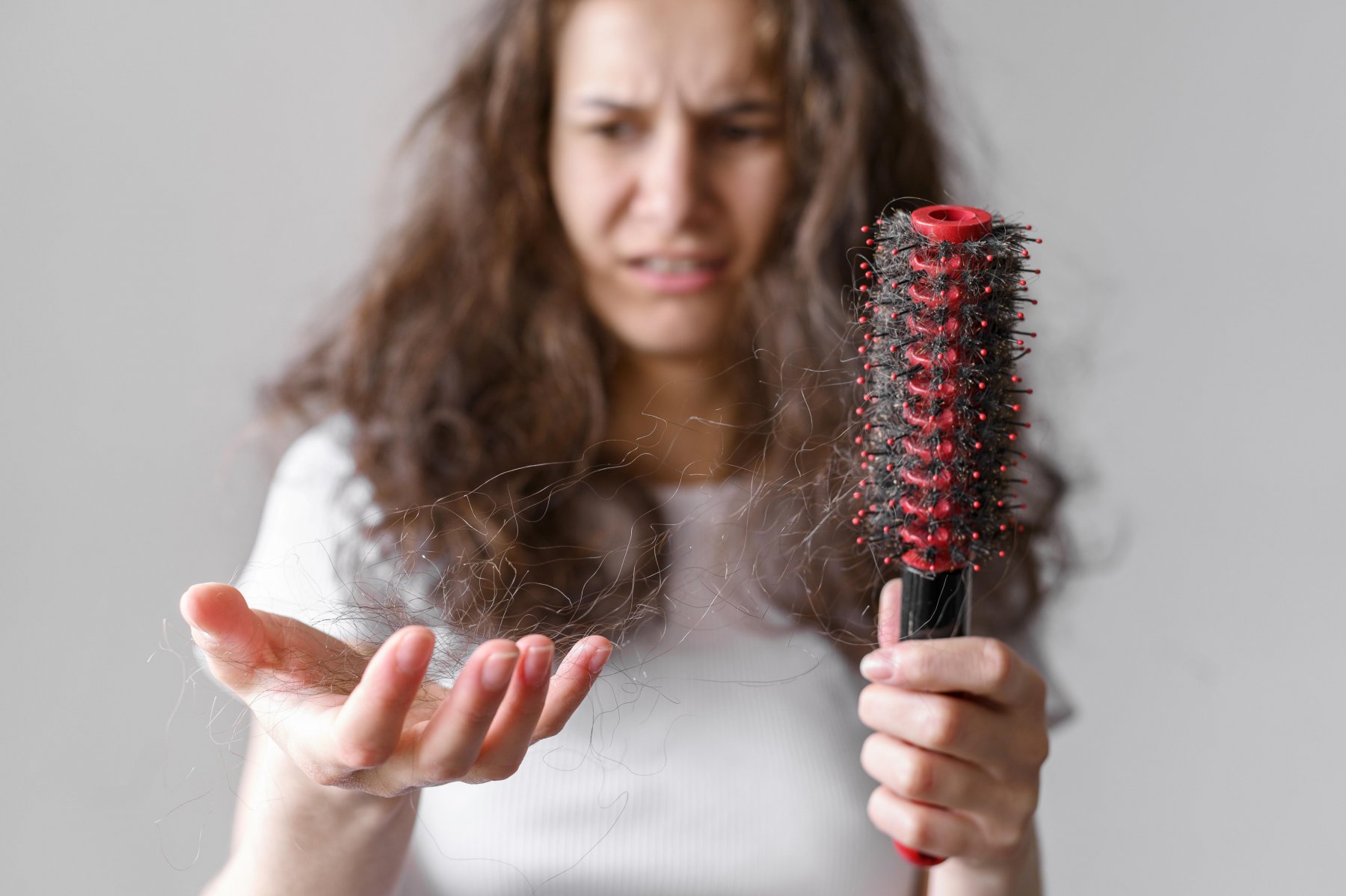 На какие проблемы со здоровьем указывает сильное выпадение волос?