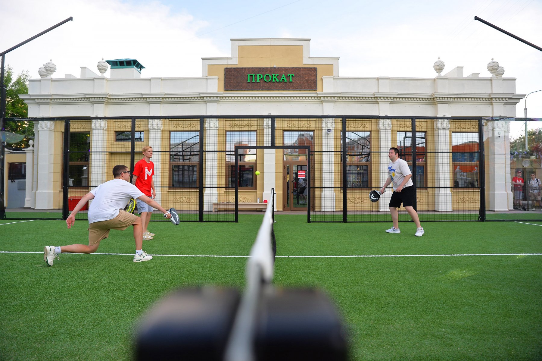 На трех площадках Москвы открылись корты для игры в падел-теннис