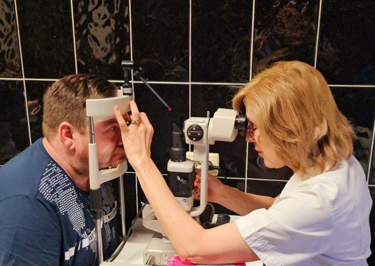 Подмосковные офтальмологи вернули зрение мужчине, поранившему глаз при работе с болгаркой