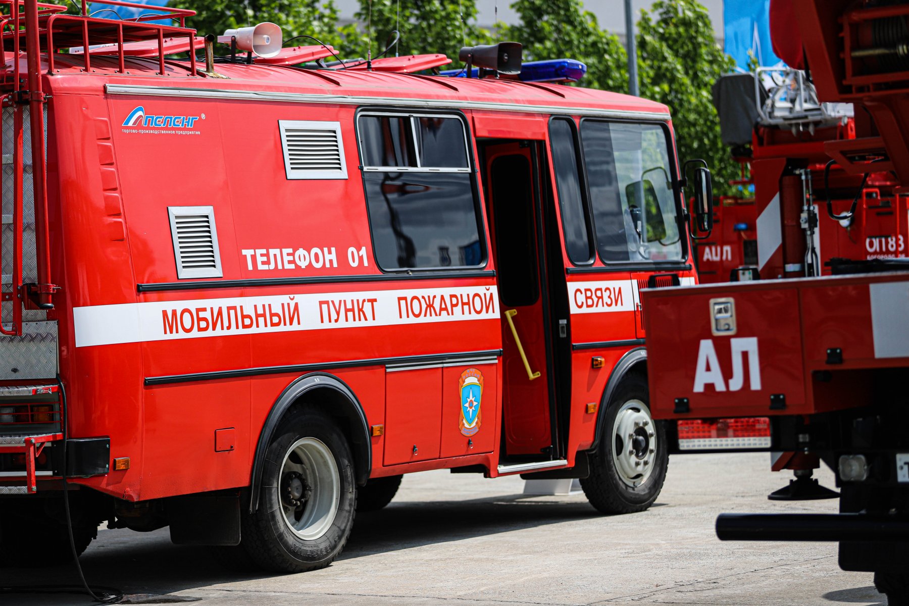 На ВДНХ начался пожар из-за попадания молнии в крышу здания :: Вести  Подмосковья