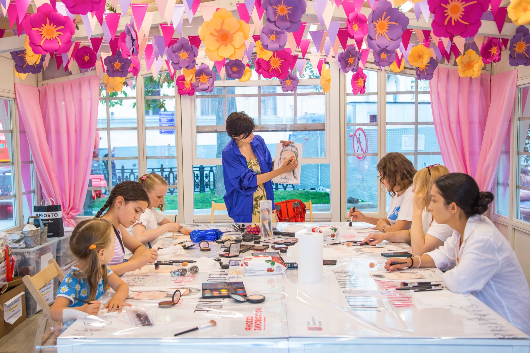 В рамках фестиваля «Мода и красота» проходят мастер-классы по созданию крафтовых украшений из традиционных материалов