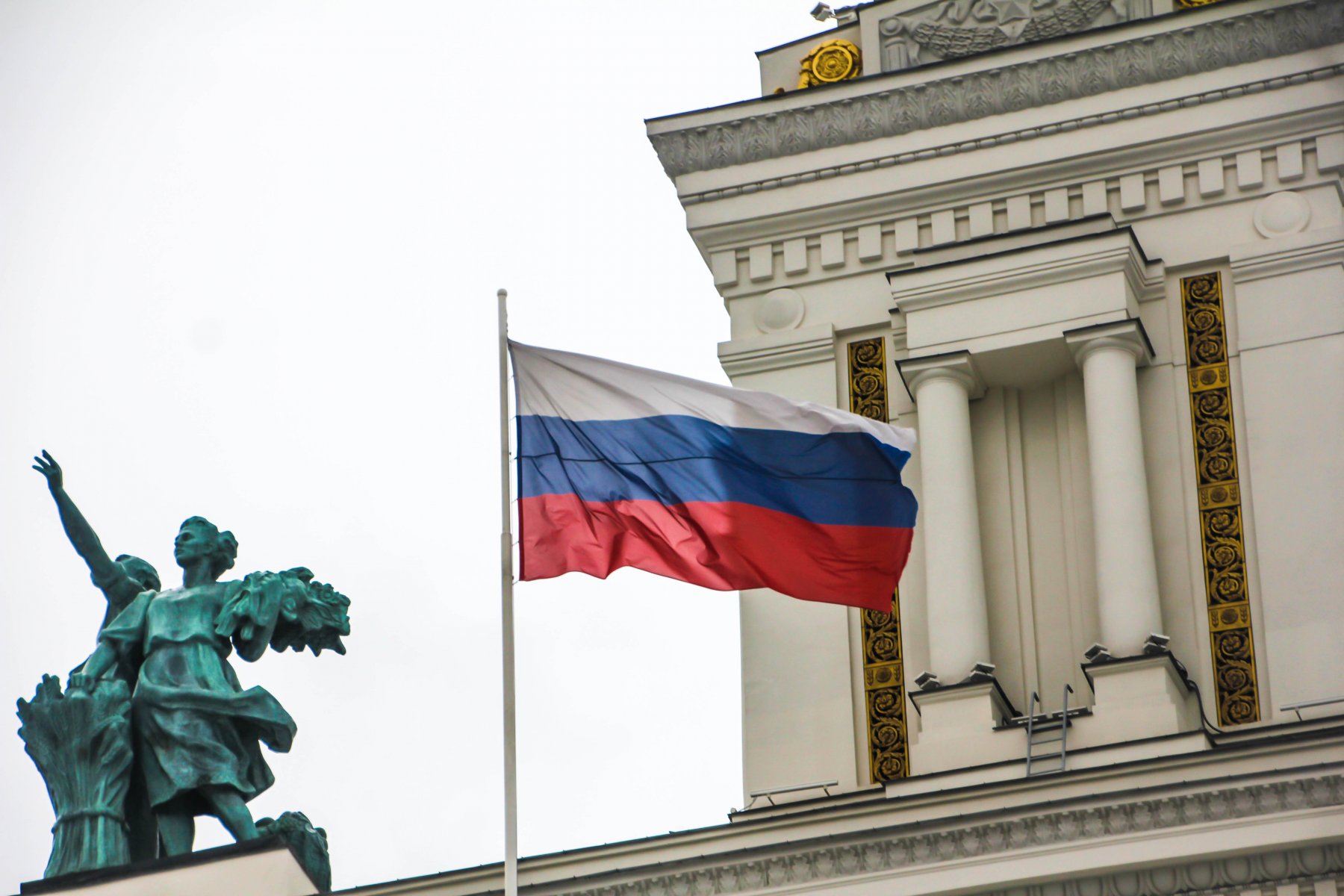 Опрос: главным символом Дня России наши соотечественники считают флаг-триколор 