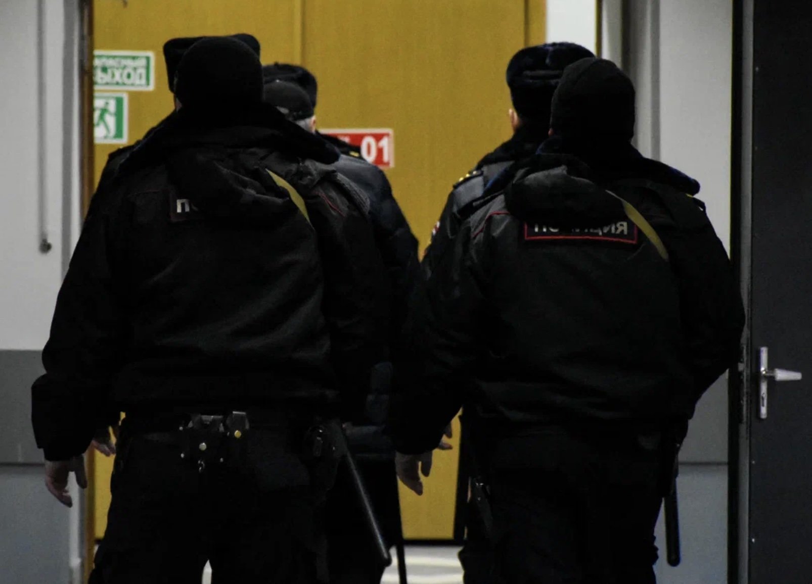 В Подмосковье полицейские нашли в капюшоне кофты мужчины около 1 кг наркотика