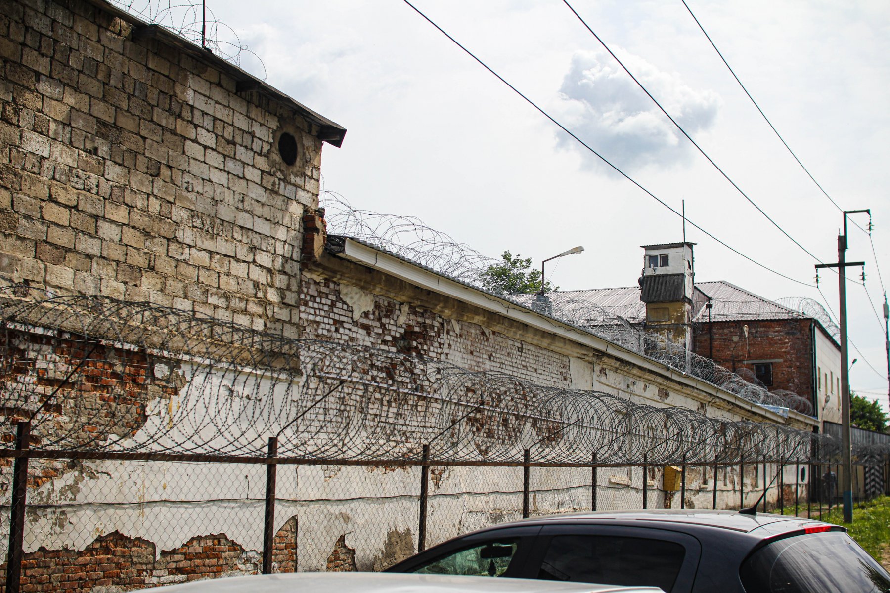 Заключенные ростовского СИЗО, захватившие заложников, требуют предоставить автомобиль и свободный выезд 