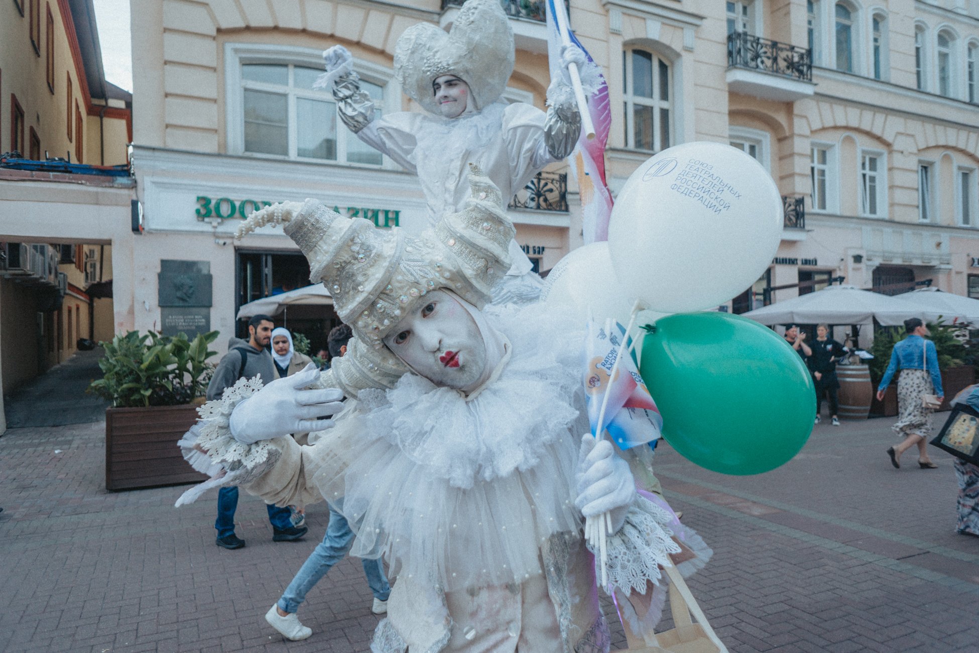 В Москве состоялось театральное шествие в преддверии юбилейной «Золотой Маски»