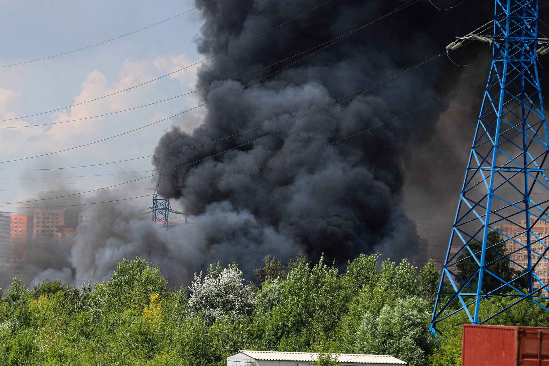 В Дмитровском горокруге загорелся строительный рынок