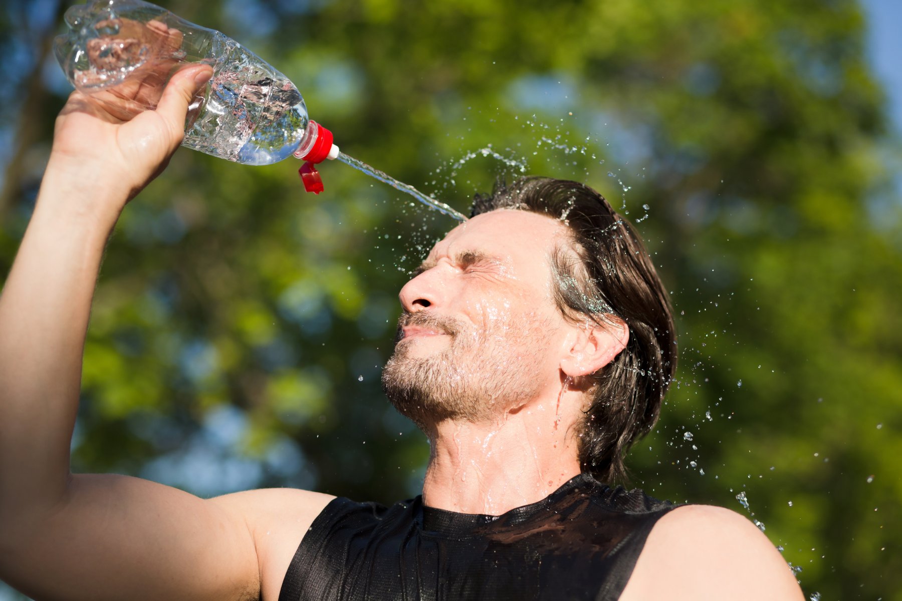 Диетолог предупредил об опасности употребления охлажденных напитков в жару