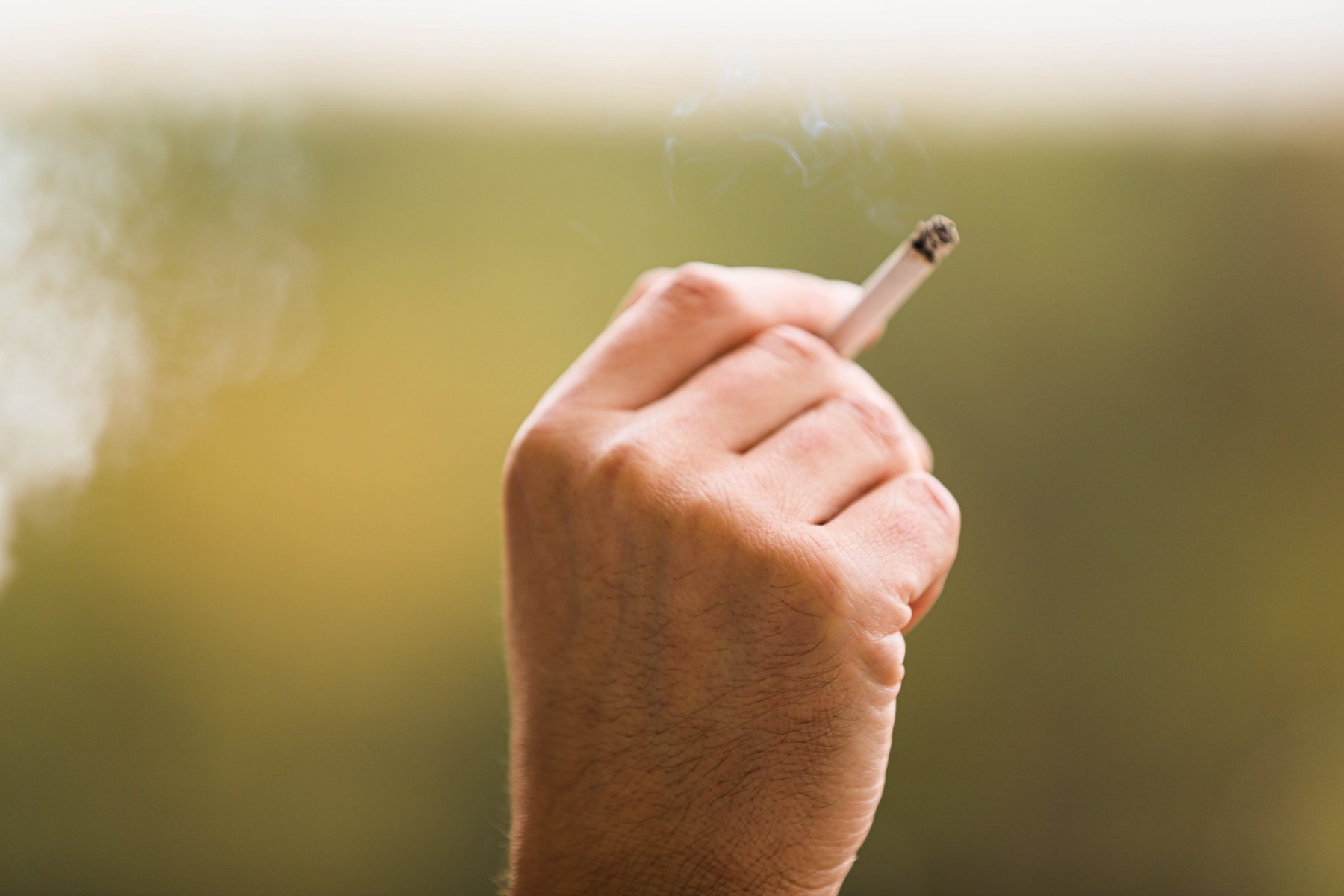 В Кабмине не поддержали введение штрафов для родителей за курение несовершеннолетних