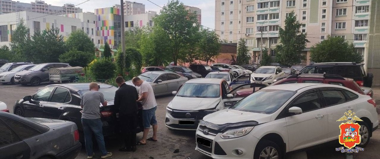 Во дворе подмосковного Подольска нетрезвая женщина-водитель повредила три автомобиля