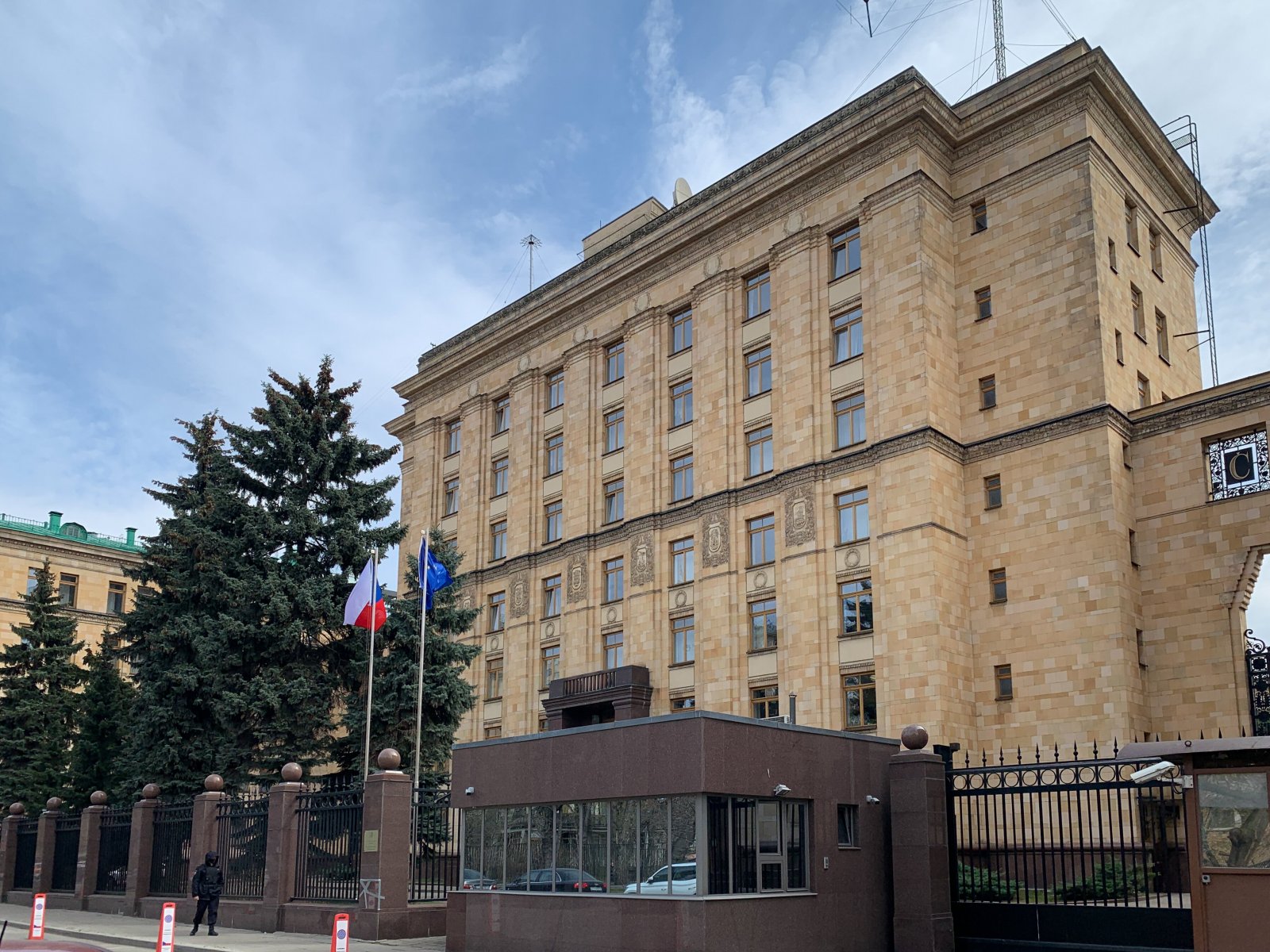 Посольство Чехии в Москве облили краской