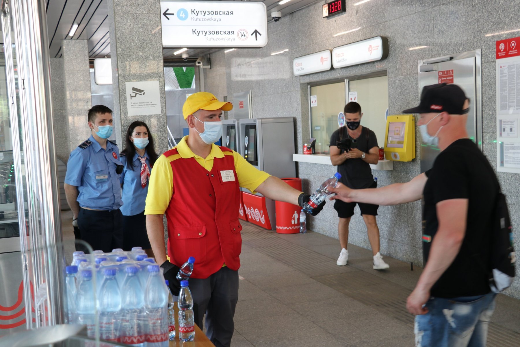 Пассажирам транспорта в Москве бесплатно раздают воду из-за жары