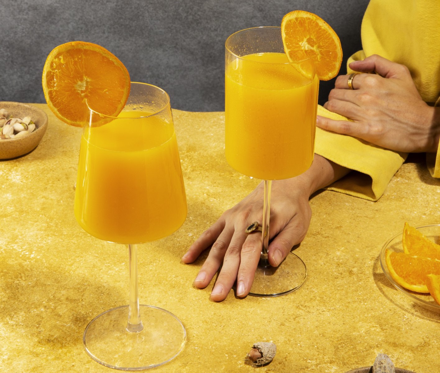 Диетологи: апельсиновый сок поможет убрать складки внизу живота