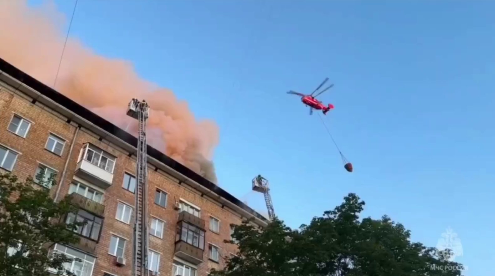 Пожарные спасли четырех жильцов верхнего этажа из горящего на юго-западе Москвы дома