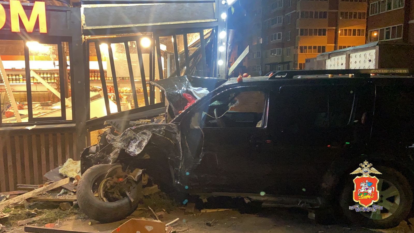 ДТП в Балашихе: машина врезалась в торговый павильон 