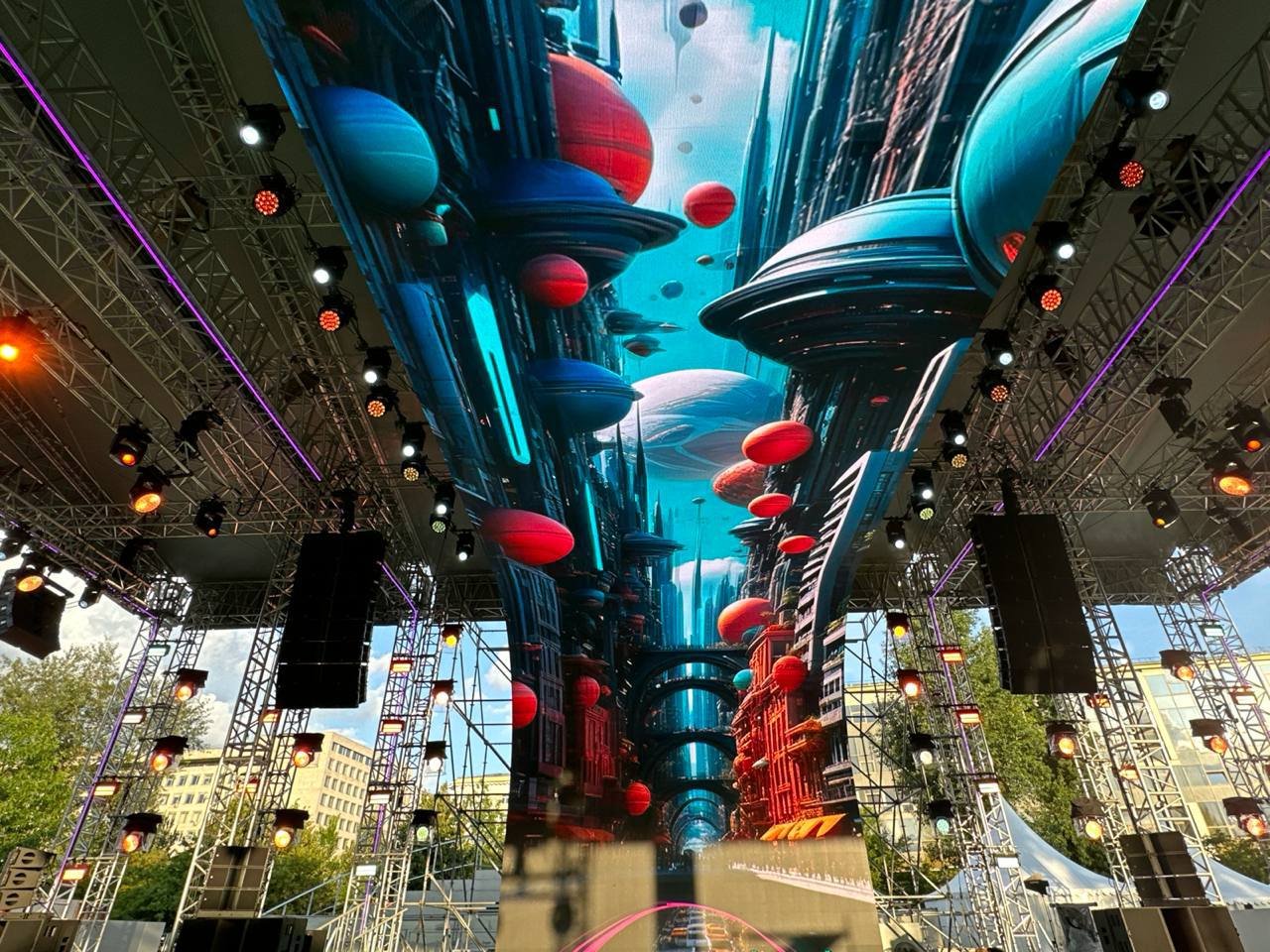 Экран высотой 19 метров ждет посетителей бесплатной дискотеки на «Территории будущего. Москва 2030»