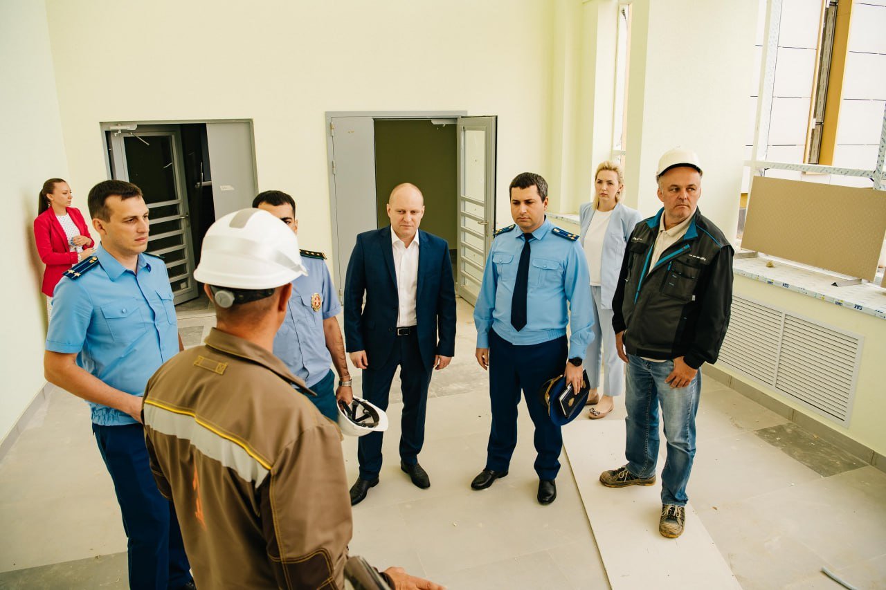 Максим Красноцветов оценил строительную готовность школы в микрорайоне Заветы Ильича