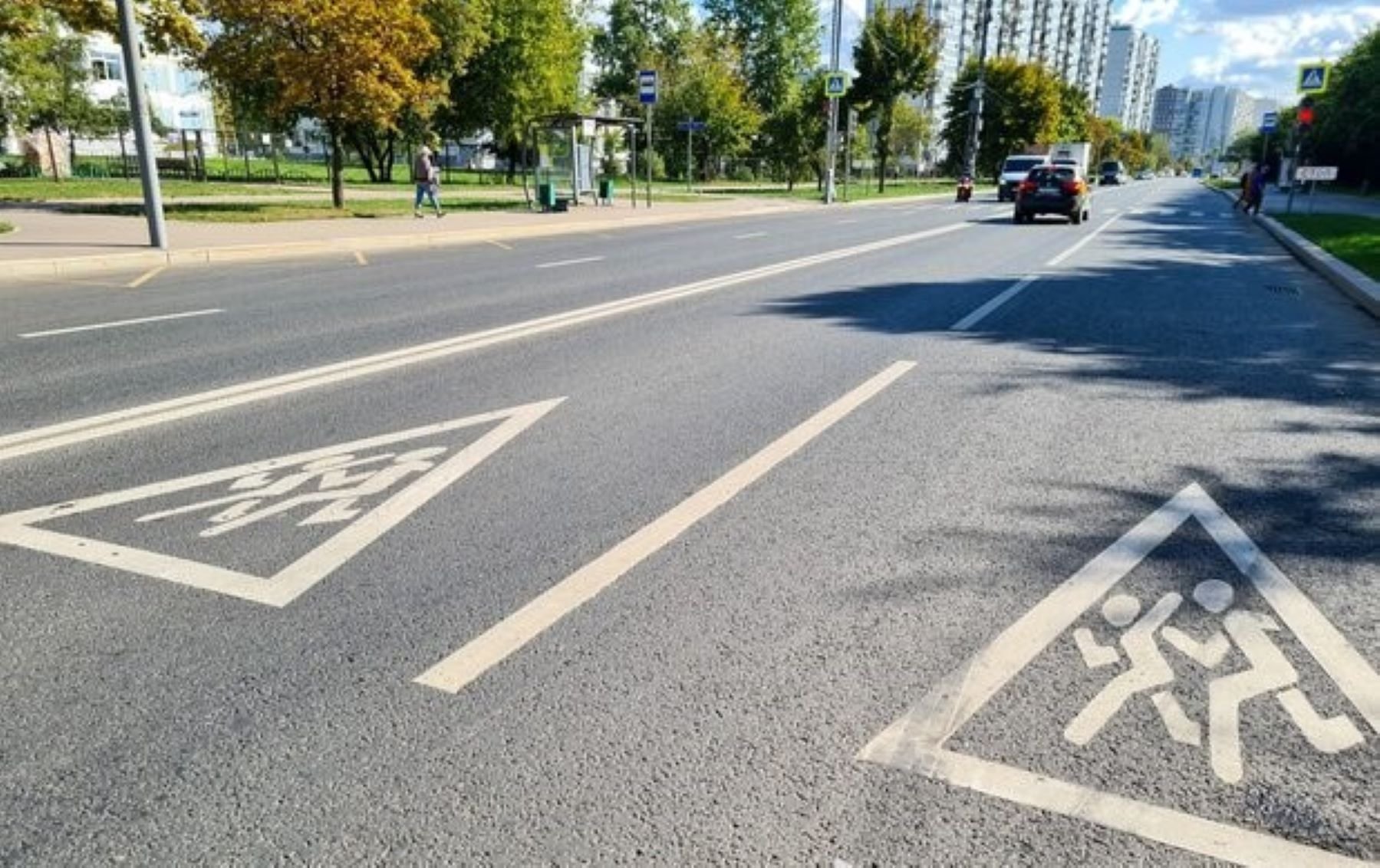 В Москве на дороги начали наносить знаки «Осторожно, дети!»