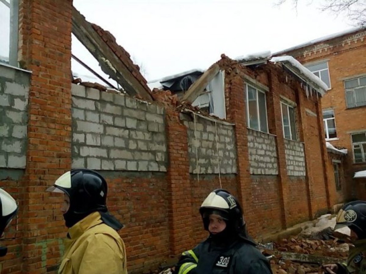 В Тропарёвской средней школе в Можайском округе рухнула крыша