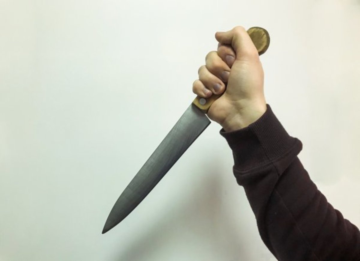В Дубне мужчина порезал ножом свою бывшую жену и ее родственника	