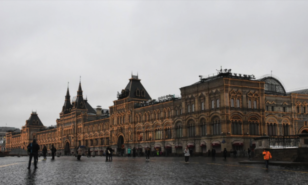 Погода в известен. Красная площадь ГУМ. ГУМ Москва площадь. Здание гума на красной площади. Красная площадь около гума.