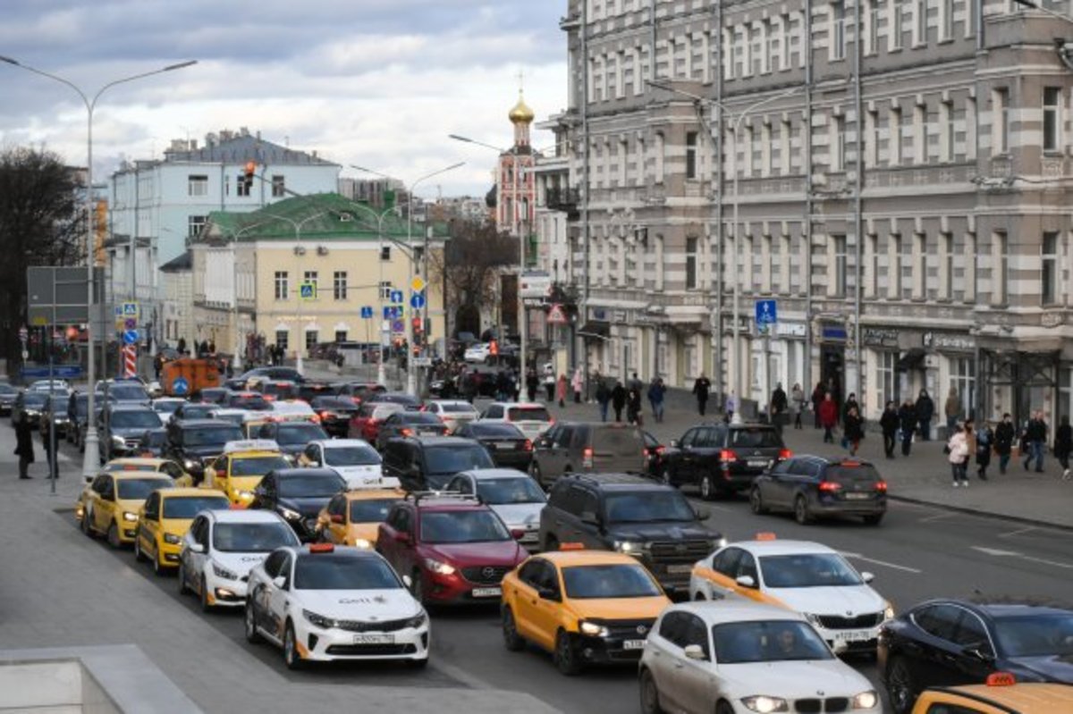Поток выезжающих автомобилистов из Москвы за город увеличился на 15% по пятницам