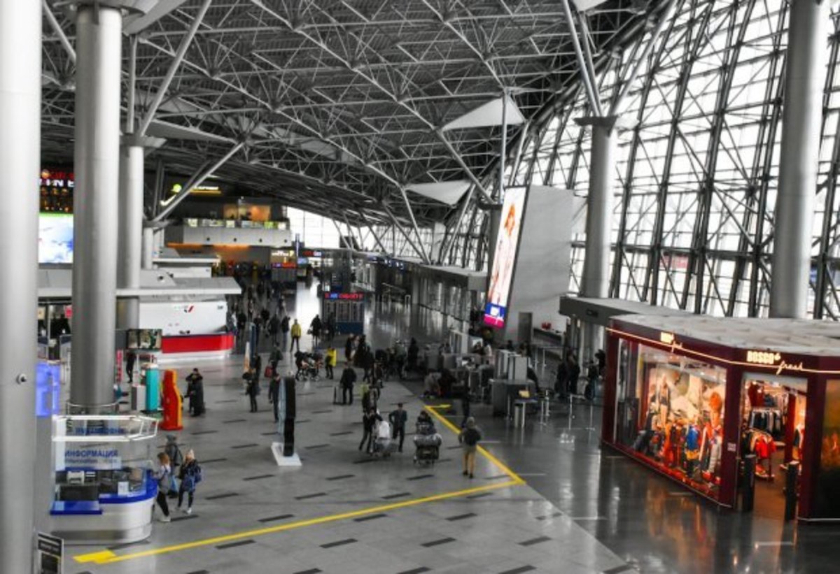 Московские аэропорты задерживают и отменяют рейсы