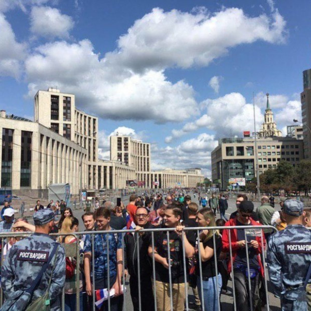 Ради массовых фото "навальнисты" сгоняли на Сахарова сторонников со всего Подмосковья