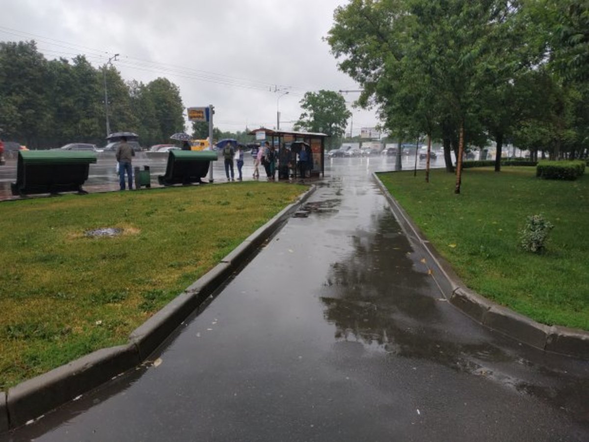 Убирать зонты не стоит: на Москву снова надвигается дождь с грозой 