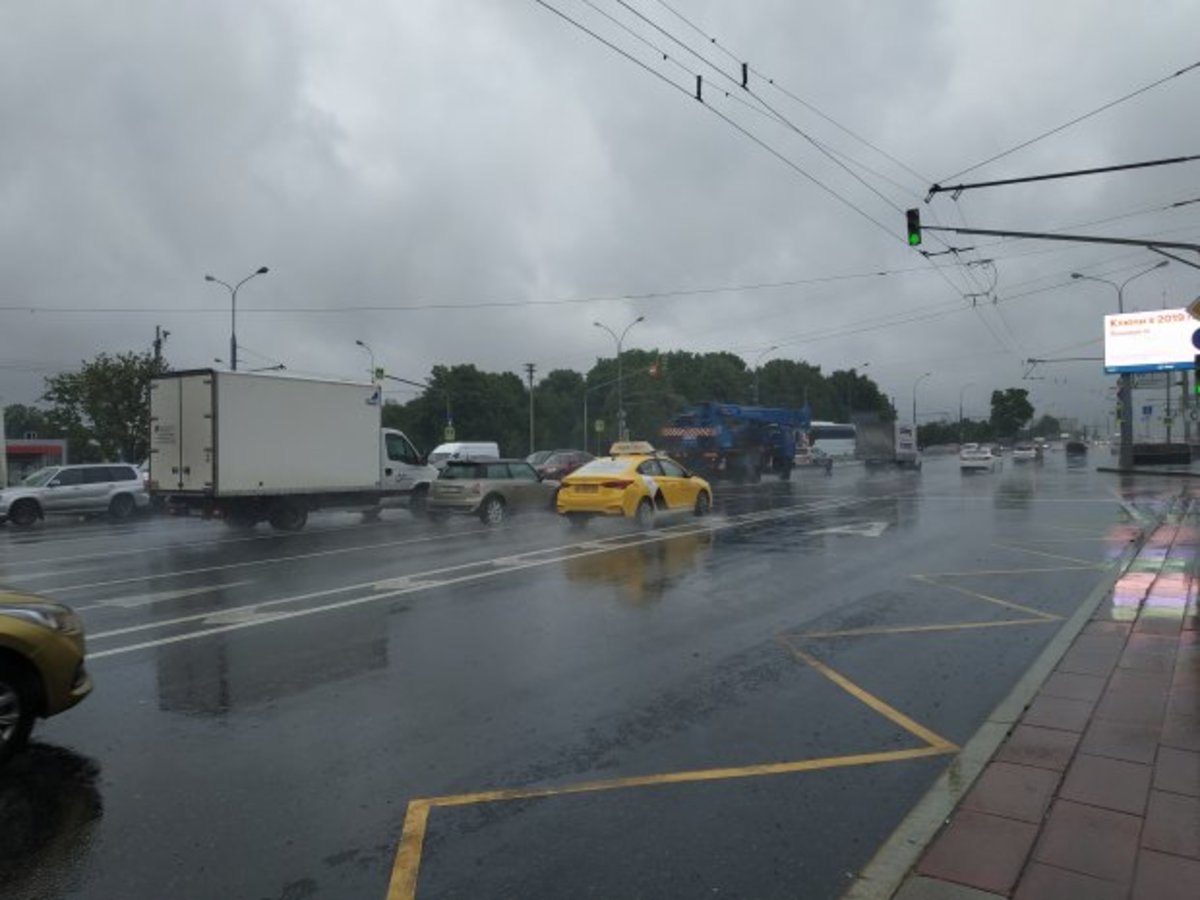 ЦОДД посоветовал столичным водителям соблюдать дистанцию во время дождя 