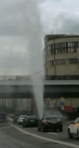 В центре Москвы прорвало водопровод