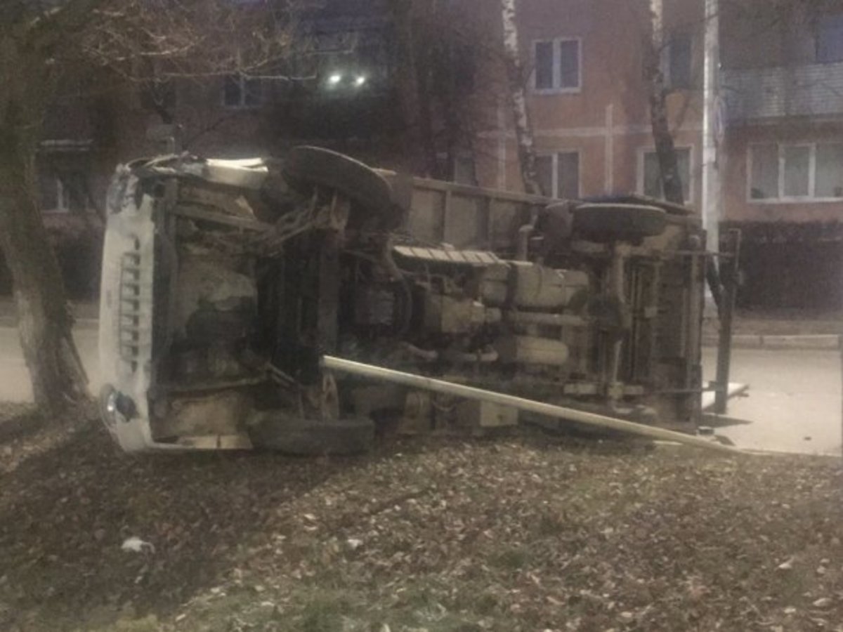 В Серпухове перевернулся грузовик