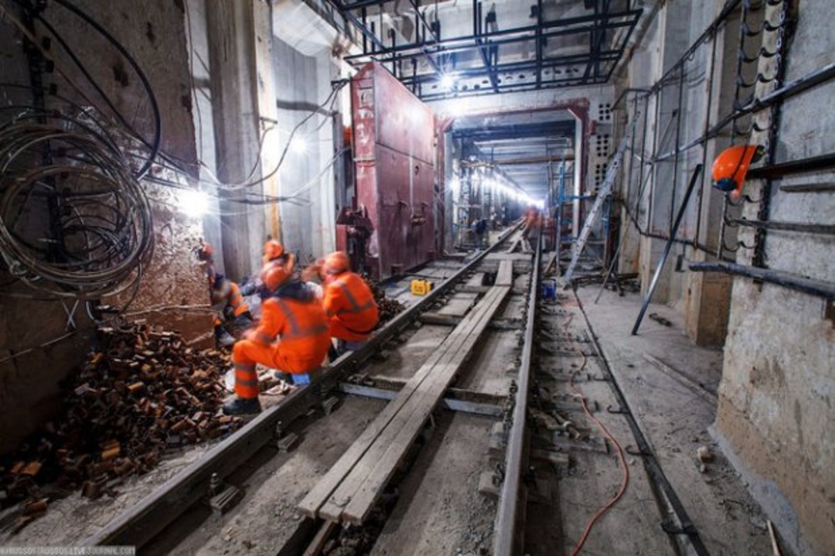С 1 апреля поднимут зарплаты строителям московского метро