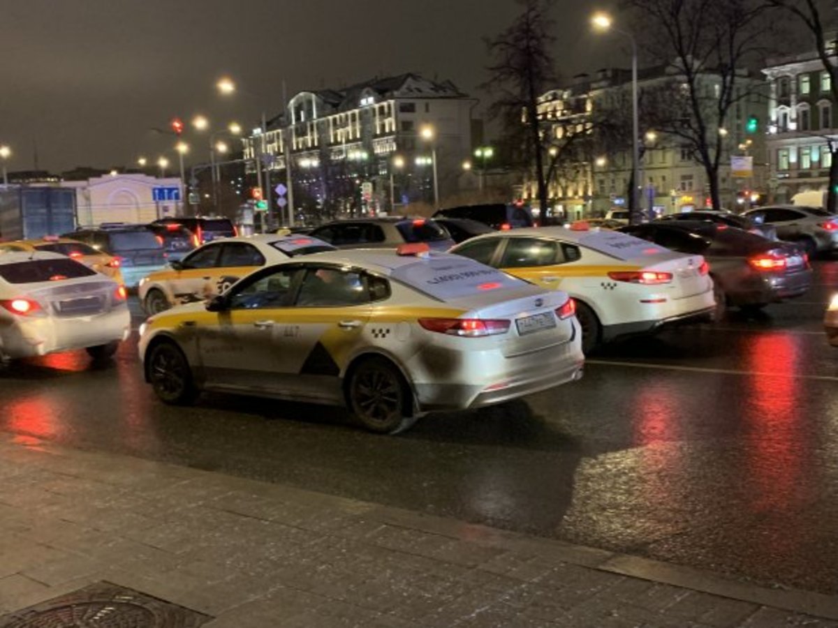 Водителей предупреждают об осложнениях на дорогах Москвы