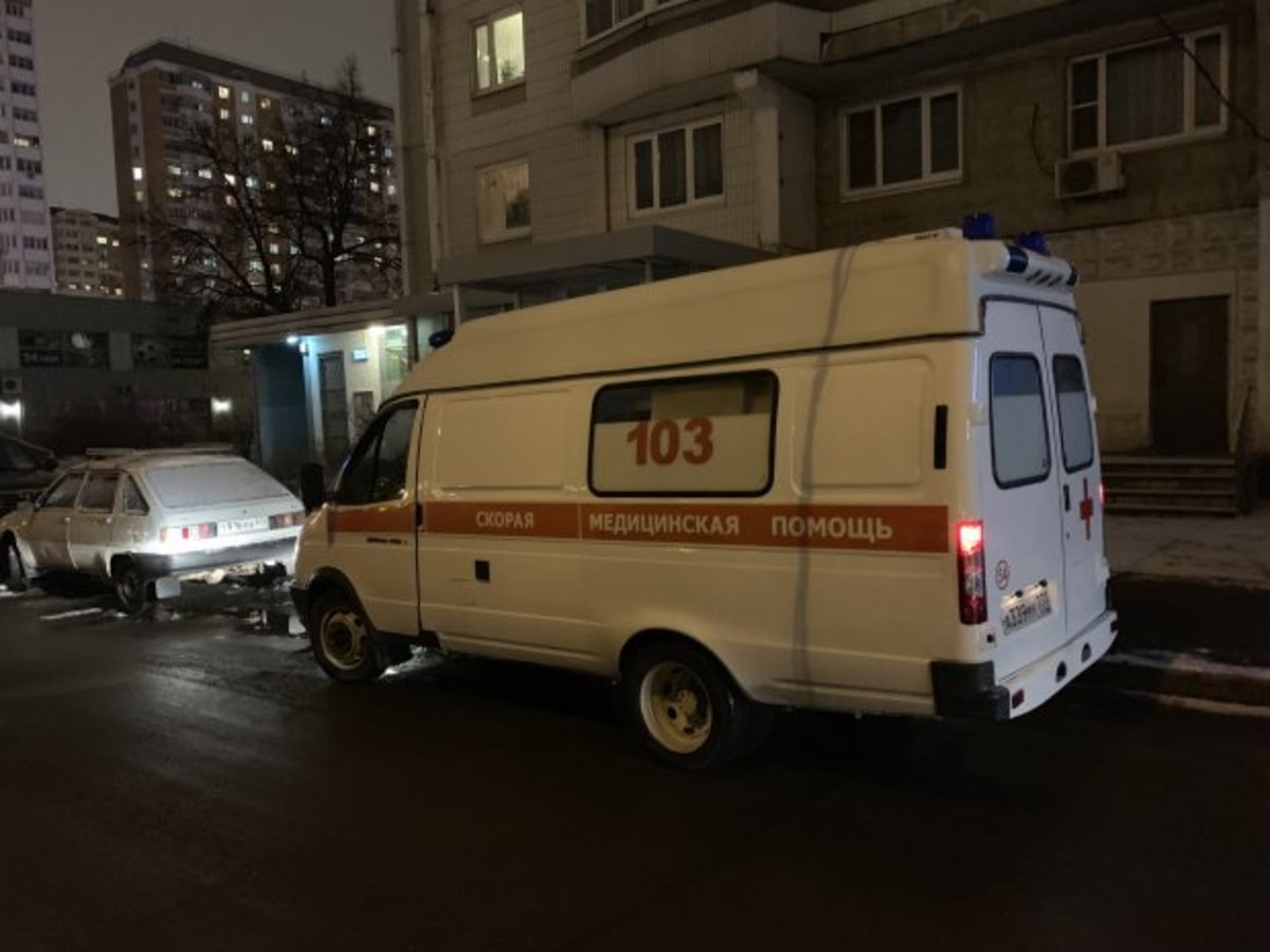 На Севастопольском проспекте погиб выпавший из окна дома