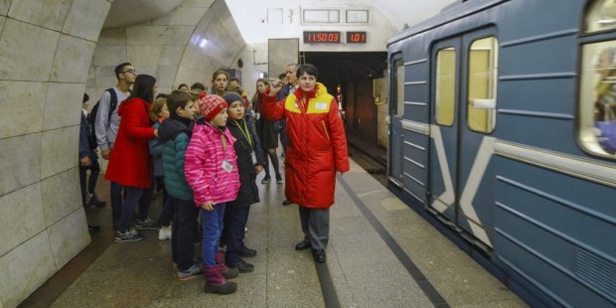 Сотрудники ЦОМП метро сопроводили свыше 4 тысяч пассажиров с детьми на праздничные мероприятия