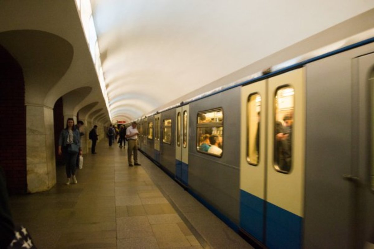 Полицейские в московском метро задержали пассажира за нарушение транспортной безопасности