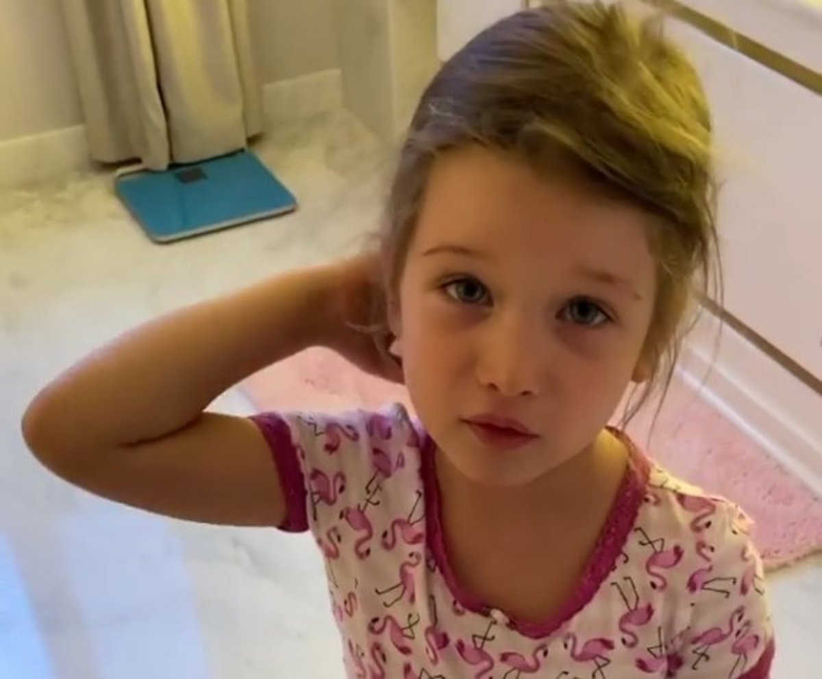 Четырехлетняя дочь Бородиной сбрила себе бровь 