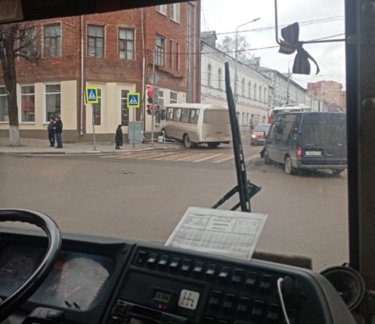 В Серпухове пассажирский автобус врезался в дом