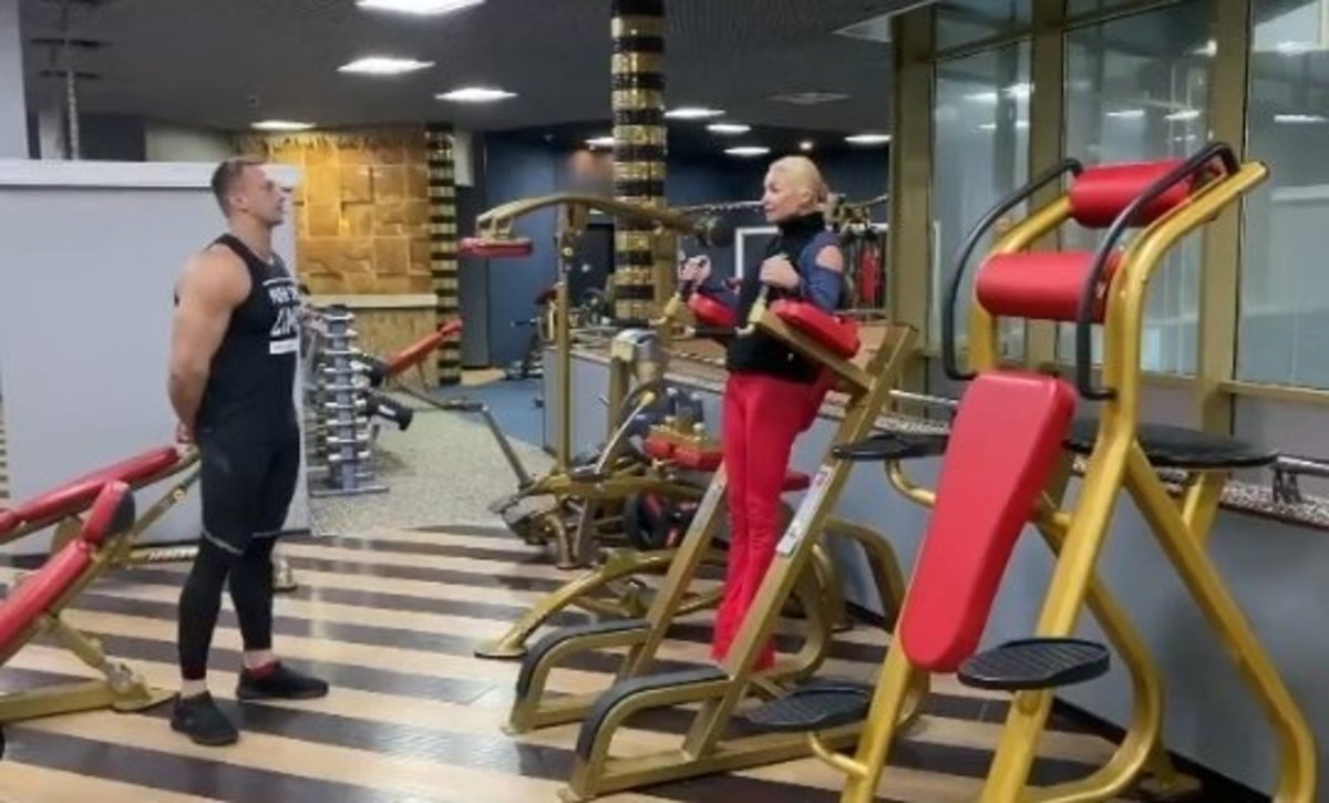 Волочкова веселит россиян своими тренировками в спортивном зале