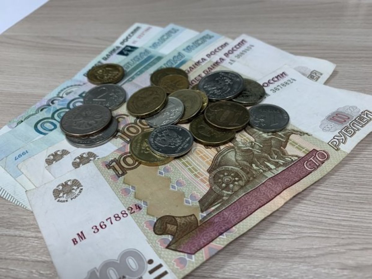 Стало известно, какие деньги в России самые заразные