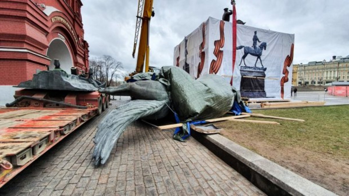 На Манежной площади демонтировали памятник Жукову