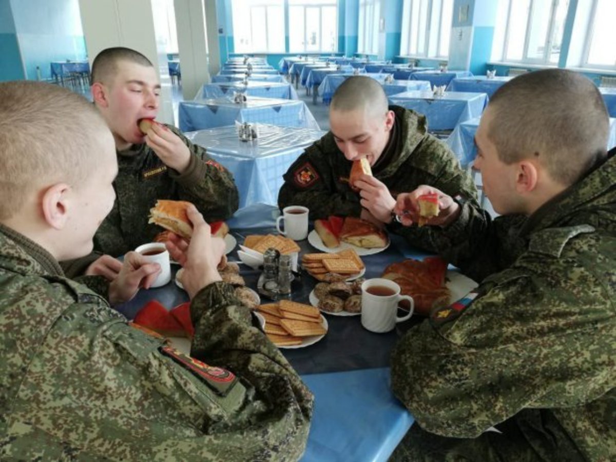 Мартовских солдат-именинников поздравили румяными пирогами