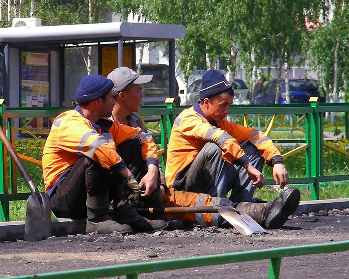 Таджикские рабочие. Рабочие гастарбайтеры. Гастарбайтеры в России. Мигранты гастарбайтеры. Гастарбайтеры на улице.